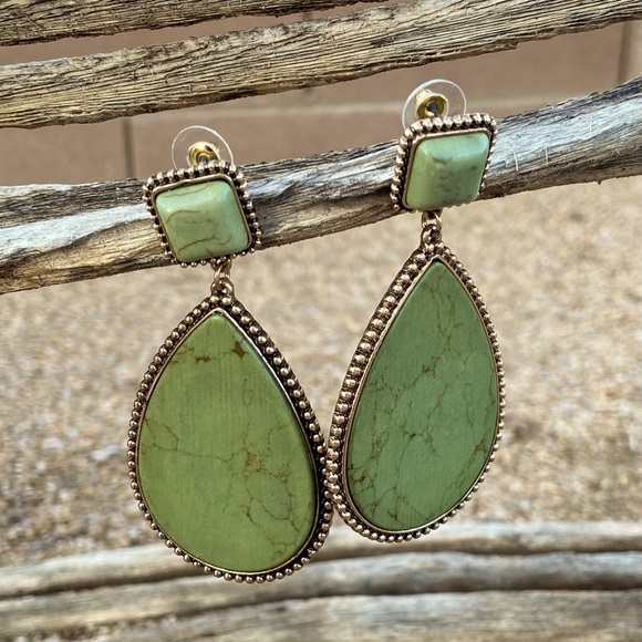 Green Faux Stone Drop Earrings - Brand New - Picture 1 of 5